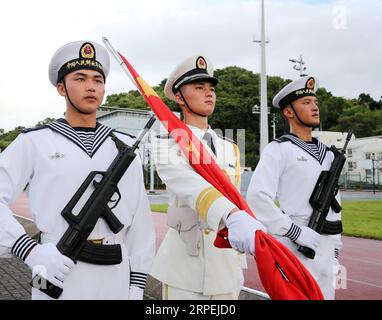 (190830) -- HONG KONG, 30 agosto 2019 -- Una cerimonia nazionale di innalzamento della bandiera si tiene presso la caserma di Ngong Shuen Chau della guarnigione di Hong Kong dell'Esercito Popolare Cinese di Liberazione (PLA) a Hong Kong, nel sud della Cina, 30 agosto 2019. La guarnigione di Hong Kong del PLA cinese ha tenuto cerimonie di innalzamento della bandiera nazionale nella sua caserma venerdì mattina. Le bandiere furono innalzate verso le 7 del mattino simultaneamente nella caserma della guarnigione, che completò la sua 22a rotazione giovedì. (Foto di /Xinhua) CINA-HONG KONG-PLA GUARNIGIONE-CERIMONIA NAZIONALE DI INNALZAMENTO DELLA BANDIERA (CN) YixDing PUBLICATIONxNOTxINxCHN Foto Stock