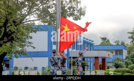 (190830) -- HONG KONG, 30 agosto 2019 -- Una cerimonia nazionale di innalzamento della bandiera si tiene presso la caserma di Shek Kong della guarnigione di Hong Kong dell'Esercito Popolare Cinese di Liberazione (PLA) a Hong Kong, Cina meridionale, 30 agosto 2019. La guarnigione di Hong Kong del PLA cinese ha tenuto cerimonie di innalzamento della bandiera nazionale nella sua caserma venerdì mattina. Le bandiere furono innalzate verso le 7 del mattino simultaneamente nella caserma della guarnigione, che completò la sua 22a rotazione giovedì. (Foto di /Xinhua) CINA-HONG KONG-PLA GUARNIGIONE-CERIMONIA NAZIONALE DI INNALZAMENTO DELLA BANDIERA (CN) ZhangxYang PUBLICATIONxNOTxINxCHN Foto Stock