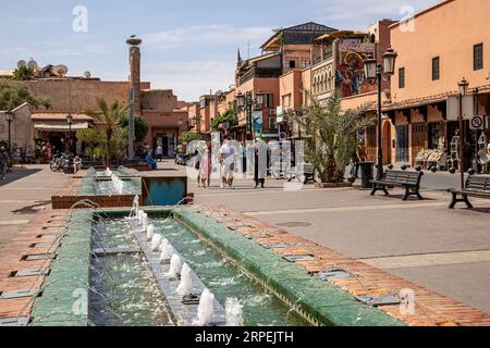 Marocco - Marrakech - Patrimonio dell'Umanità dell'UNESCO - strada con fontana Foto Stock