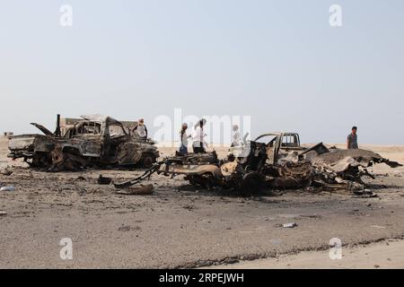 News Bilder des Tages (190830) -- ADEN, Aug. 30, 2019 (Xinhua) -- la gente locale controlla le auto distrutte durante gli attacchi aerei alla periferia di Aden, Yemen, il 30 agosto 2019. Giovedì il Ministero della difesa dello Yemen ha fatto esplodere gli Emirati Arabi Uniti (UAE) per aver lanciato 10 attacchi aerei che hanno ucciso e ferito circa 300 soldati del governo yemenita. (Foto di Murad Abdo/Xinhua) YEMEN-ADEN-OUTSKIRTS-AIRSTRIKES PUBLICATIONxNOTxINxCHN Foto Stock