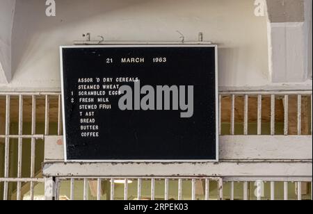 San Francisco, CA, USA - 12 luglio 2023: All'interno della storica prigione di Alcatraz. Ad esempio, il menu del 21 marzo 1963 Foto Stock