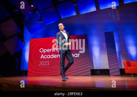 EINDHOEVEN - Diederik Samsom, ex membro del Parlamento (PvdA) interviene durante l'apertura dell'anno accademico presso l'Università di tecnologia di Eindhoven. ANP ROB ENGELAAR netherlands Out - belgium Out Foto Stock