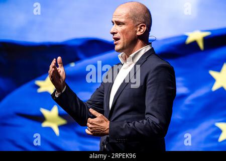 EINDHOEVEN - Diederik Samsom, ex membro del parlamento (PvdA), parla durante l'apertura dell'anno accademico presso l'Università di tecnologia di Eindhoven. ANP ROB ENGELAAR netherlands Out - belgium Out Foto Stock