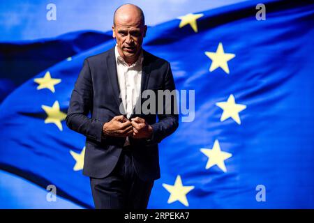 EINDHOEVEN - Diederik Samsom, ex membro del Parlamento (PvdA) interviene durante l'apertura dell'anno accademico presso l'Università di tecnologia di Eindhoven. ANP ROB ENGELAAR netherlands Out - belgium Out Foto Stock