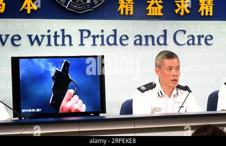 (190830) -- HONG KONG, 30 agosto 2019 -- Kwok Pak-chung, comandante regionale dell'isola di Hong Kong della polizia di Hong Kong, tiene un briefing durante una conferenza stampa a Hong Kong nella Cina meridionale, 30 agosto 2019. La polizia di Hong Kong ha detto alla conferenza stampa di venerdì che di recente sono stati effettuati più arresti con sospetti coinvolti in atti criminali violenti. ) CINA-HONG KONG-POLIZIA-SOSPETTI-VIOLENZA-ARRESTO (CN) LUXHANXIN PUBLICATIONXNOTXINXCHN Foto Stock