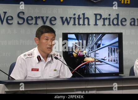 Hongkong, Pressekonferenz der Polizei und Feuerwehr (190830) -- HONG KONG, 30 agosto 2019 -- il vice capo dei vigili del fuoco Derek Armstrong Chan del Dipartimento dei vigili del fuoco di Hong Kong tiene un briefing durante una conferenza stampa a sud della Cina a Hong Kong, 30 agosto 2019. La polizia di Hong Kong ha detto alla conferenza stampa di venerdì che di recente sono stati effettuati più arresti con sospetti coinvolti in atti criminali violenti. ) CINA-HONG KONG-POLIZIA-SOSPETTI-VIOLENZA-ARRESTO (CN) LUXHANXIN PUBLICATIONXNOTXINXCHN Foto Stock