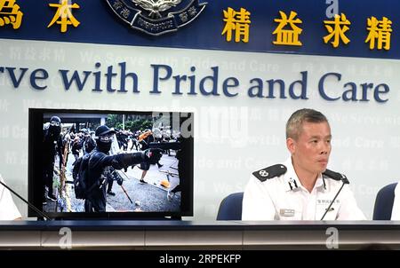 (190830) -- HONG KONG, 30 agosto 2019 -- Kwok Pak-chung, comandante regionale dell'isola di Hong Kong della polizia di Hong Kong, tiene un briefing durante una conferenza stampa a Hong Kong nella Cina meridionale, 30 agosto 2019. La polizia di Hong Kong ha detto alla conferenza stampa di venerdì che di recente sono stati effettuati più arresti con sospetti coinvolti in atti criminali violenti. ) CINA-HONG KONG-POLIZIA-SOSPETTI-VIOLENZA-ARRESTO (CN) LUXHANXIN PUBLICATIONXNOTXINXCHN Foto Stock