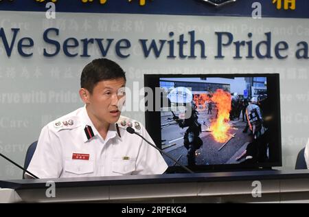 (190830) -- HONG KONG, 30 agosto 2019 -- il vice capo dei vigili del fuoco Derek Armstrong Chan del dipartimento dei vigili del fuoco di Hong Kong tiene un briefing durante una conferenza stampa a Hong Kong nella Cina meridionale, 30 agosto 2019. La polizia di Hong Kong ha detto alla conferenza stampa di venerdì che di recente sono stati effettuati più arresti con sospetti coinvolti in atti criminali violenti. ) CINA-HONG KONG-POLIZIA-SOSPETTI-VIOLENZA-ARRESTO (CN) LUXHANXIN PUBLICATIONXNOTXINXCHN Foto Stock