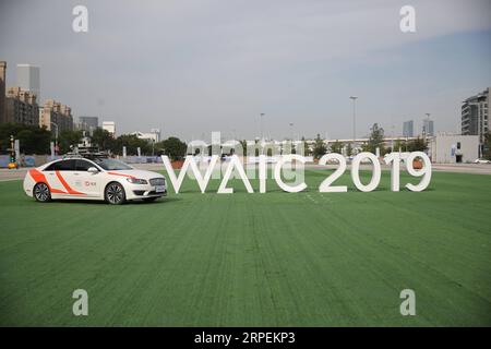 (190831) -- SHANGHAI, 31 agosto 2019 -- Un parcheggio auto a guida autonoma presso la sede della 2019 World Artificial Intelligence Conference (WAIC) nella Shanghai orientale della Cina il 27 agosto 2019. ) Xinhua in primo piano: Nuove tendenze che guidano l'industria dell'intelligenza artificiale cinese DingxTing PUBLICATIONxNOTxINxCHN Foto Stock