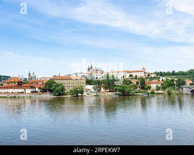 Vista dal quartiere della città vecchia di Praga verso il quartiere di Malá strana e il quartiere del castello di Hradčany. Foto Stock