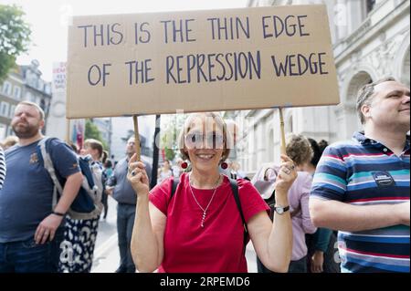 (190831) -- LONDRA, 31 agosto 2019 (Xinhua) -- Un manifestante tiene un cartello durante una manifestazione fuori dalle camere del Parlamento a Londra, in Gran Bretagna, il 31 agosto 2019. Migliaia di manifestanti sabato sono scesi in piazza in tutta la Gran Bretagna per protestare contro la decisione del primo ministro britannico Boris Johnson di sospendere il parlamento. (Foto di Ray Tang/Xinhua) BRITAIN-LONDON-DEMO-PARLIAMENT-SUSPENSION PUBLICATIONxNOTxINxCHN Foto Stock