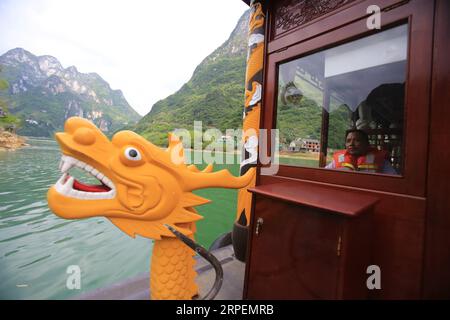 (190901) -- LINGYUN, 1 settembre 2019 -- Lao Ketuan guida la sua barca turistica presso il punto panoramico del lago Haokun nella contea di Lingyun, nella regione autonoma Guangxi Zhuang della Cina meridionale, 30 agosto 2019. Lao Ketuan, 40 anni, vive nel villaggio montuoso di Haokun, un luogo con trasporti estremamente poveri e scarse risorse terriere che ostacolavano gravemente lo sviluppo locale e causavano la popolazione intrappolata nella povertà. La famiglia Lao è tra quelle famiglie povere che vivono qui. Nel 2016, Lao, tuttavia, non aveva mai sognato che la sua famiglia potesse uscire dalla povertà grazie al lavoro delle autorità locali sulla povertà allev Foto Stock