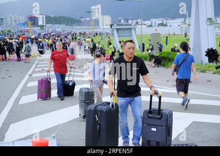 (190901) -- HONG KONG , 1 settembre 2019 -- i passeggeri superano le barriere e raggiungono a piedi l'aeroporto mentre i manifestanti radicali bloccano le strade fuori dall'aeroporto internazionale di Hong Kong, nel sud della Cina, 1 settembre 2019. Un grande gruppo di manifestanti radicali ha accusato linee di cordone di sicurezza, strutture danneggiate e ha interrotto le operazioni dell'aeroporto internazionale di Hong Kong domenica. I manifestanti hanno iniziato a riunirsi alle fermate degli autobus del terminal dell'aeroporto alle 13:00, ora locale. Verso le 14:00, i manifestanti radicali hanno iniziato a caricare barriere piene d'acqua, raggi laser puntati all'aeroporto auth Foto Stock