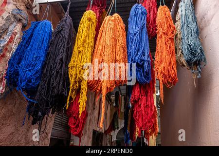 Marocco - Marrakech - Patrimonio dell'Umanità dell'UNESCO - scicini di lana tinta appesi ad asciugare nel suk Sebbaghine Foto Stock