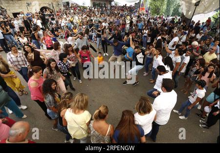 (190901) -- MAASER EL CHOUF (LIBANO), 1 settembre 2019 (Xinhua) -- la gente impara le danze Dabke nel giorno nazionale di Dabke a Maaser El Chouf, Libano, 1 settembre 2019. Dabke è una danza tradizionale in Libano. La giornata nazionale del Dabke si è svolta a Maaser El Chouf domenica. (Foto di Bilal Jawich/Xinhua) LEBANON-MAASER EL CHOUF-DABKE DANCE PUBLICATIONxNOTxINxCHN Foto Stock