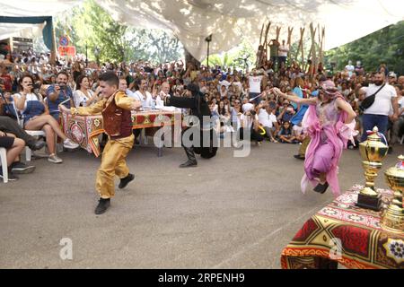 (190901) -- MAASER EL CHOUF (LIBANO), 1 settembre 2019 (Xinhua) -- i ballerini si esibiscono al National Dabke Day a Maaser El Chouf, Libano, il 1 settembre 2019. Dabke è una danza tradizionale in Libano. La giornata nazionale del Dabke si è svolta a Maaser El Chouf domenica. (Foto di Bilal Jawich/Xinhua) LEBANON-MAASER EL CHOUF-DABKE DANCE PUBLICATIONxNOTxINxCHN Foto Stock