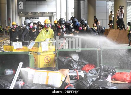 (190901) -- HONG KONG, 1 settembre 2019 -- i manifestanti radicali costruiscono barricate all'aeroporto internazionale di Hong Kong, nel sud della Cina, a Hong Kong, 1 settembre 2019. Un grande gruppo di manifestanti radicali ha accusato linee di cordone di sicurezza, strutture danneggiate e ha interrotto le operazioni dell'aeroporto internazionale di Hong Kong domenica. I manifestanti hanno iniziato a riunirsi alle fermate degli autobus del terminal dell'aeroporto alle 13:00, ora locale. Intorno alle 14:00, i manifestanti radicali cominciarono a caricare barriere piene d'acqua, raggi laser puntati al personale delle autorità aeroportuali e bloccarono le strade con carrelli e barriere per mulini. Foto Stock