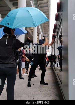 (190901) -- HONG KONG, 1 settembre 2019 -- i manifestanti radicali vandalizzano le attrezzature antincendio all'Aeroporto Internazionale di Hong Kong, nel sud della Cina, a Hong Kong, 1 settembre 2019. Un grande gruppo di manifestanti radicali ha accusato linee di cordone di sicurezza, strutture danneggiate e ha interrotto le operazioni dell'aeroporto internazionale di Hong Kong domenica. I manifestanti hanno iniziato a riunirsi alle fermate degli autobus del terminal dell'aeroporto alle 13:00, ora locale. Intorno alle 14:00, i manifestanti radicali cominciarono a caricare barriere piene d'acqua, raggi laser puntati al personale dell'autorità aeroportuale e bloccarono le strade con i carrelli AN Foto Stock