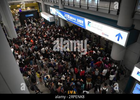 (190901) -- HONG KONG, 1 settembre 2019 -- i passeggeri sono bloccati nella sala degli arrivi dell'aeroporto internazionale di Hong Kong, nel sud della Cina, a Hong Kong, 1 settembre 2019. Un grande gruppo di manifestanti radicali ha accusato linee di cordone di sicurezza, strutture danneggiate e ha interrotto le operazioni dell'aeroporto internazionale di Hong Kong domenica. I manifestanti hanno iniziato a riunirsi alle fermate degli autobus del terminal dell'aeroporto alle 13:00, ora locale. Intorno alle 14:00, i manifestanti radicali cominciarono a caricare barriere piene d'acqua, raggi laser puntati al personale delle autorità aeroportuali e bloccarono le strade con carrelli e mulini b Foto Stock