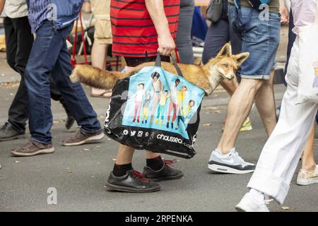 (190901) -- LILLE (FRANCIA), 1 settembre 2019 (Xinhua) -- le persone visitano l'annuale Lille Braderie a Lille, Francia settentrionale, il 31 agosto 2019. Il mercato delle pulci di Lille Braderie si è tenuto dal 31 agosto al 1 settembre. Essendo uno dei mercati delle pulci più grandi d'Europa, l'evento di quest'anno ha attirato circa 2,5 milioni di visitatori. (Foto di Sebastien Courdji/Xinhua) FRANCE-LILLE-FLEA MARKET PUBLICATIONxNOTxINxCHN Foto Stock