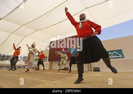 (190901) -- MAASER EL CHOUF (LIBANO), 1 settembre 2019 (Xinhua) -- i ballerini si esibiscono al National Dabke Day a Maaser El Chouf, Libano, il 1 settembre 2019. Dabke è una danza tradizionale in Libano. La giornata nazionale del Dabke si è svolta a Maaser El Chouf domenica. (Foto di Bilal Jawich/Xinhua) LEBANON-MAASER EL CHOUF-DABKE DANCE PUBLICATIONxNOTxINxCHN Foto Stock