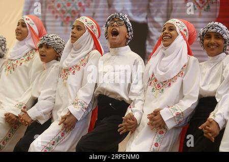 (190901) -- MAASER EL CHOUF (LIBANO), 1 settembre 2019 (Xinhua) -- i ballerini si esibiscono al National Dabke Day a Maaser El Chouf, Libano, il 1 settembre 2019. Dabke è una danza tradizionale in Libano. La giornata nazionale del Dabke si è svolta a Maaser El Chouf domenica. (Foto di Bilal Jawich/Xinhua) LEBANON-MAASER EL CHOUF-DABKE DANCE PUBLICATIONxNOTxINxCHN Foto Stock