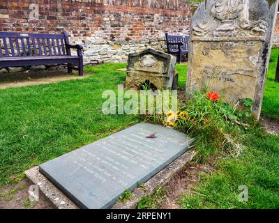 Tomba dell'autrice Anne Brontë nel St Marys Churchyard a Scarborough North Yorkshire Inghilterra Foto Stock