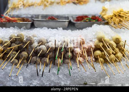 Molti spuntini crudi e frutti di mare nello Street food di Jalan Alor a Kuala Lumpur Foto Stock