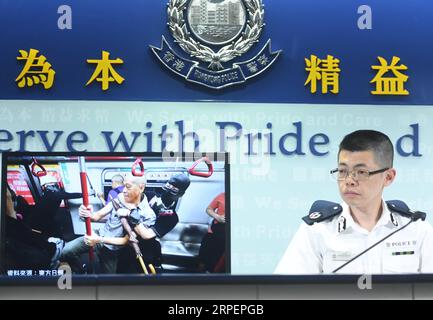 (190902) -- HONG KONG, 2 settembre 2019 -- Mak Chin-ho, assistente commissario della polizia di Hong Kong, briefs sui rivoltosi che attaccano i cittadini durante una conferenza stampa a Hong Kong, Cina meridionale, 2 settembre 2019. Un totale di 159 persone sono state arrestate per la massiccia violenza a Hong Kong nel fine settimana, portando il numero di arresti totali a 1.117 da quando le proteste sono iniziate all'inizio di giugno. ) CINA-HONG KONG-POLIZIA-CONFERENZA STAMPA (CN) QINXQING PUBLICATIONXNOTXINXCHN Foto Stock