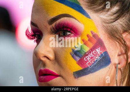 (190902) -- PECHINO, 2 settembre 2019 -- Una donna frequenta il BeautyConLA a Los Angeles, negli Stati Uniti, 10 agosto 2019. (Foto di /Xinhua) ritratti di agosto 2019 QianxWeizhong PUBLICATIONxNOTxINxCHN Foto Stock