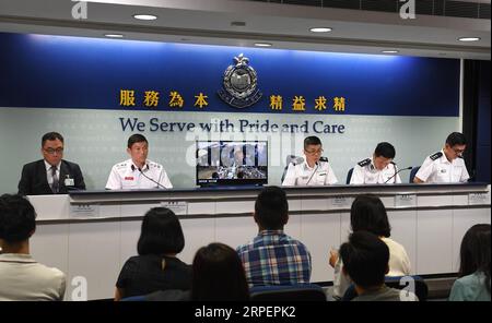 Hong KONG, Pressekonferenz der Polizei (190902) -- HONG KONG, 2 settembre 2019 -- Mak Chin-ho (3rd R), assistente commissario della polizia di Hong Kong, parla durante una conferenza stampa a Hong Kong, nel sud della Cina, 2 settembre 2019. Un totale di 159 persone sono state arrestate per la massiccia violenza a Hong Kong nel fine settimana, portando il numero di arresti totali a 1.117 da quando le proteste sono iniziate all'inizio di giugno. ) CINA-HONG KONG-POLIZIA-CONFERENZA STAMPA (CN) MAOXSIQIAN PUBLICATIONXNOTXINXCHN Foto Stock