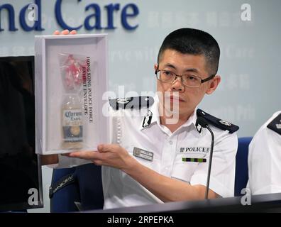 Hong KONG, Pressekonferenz der Polizei (190902) -- HONG KONG, 2 settembre 2019 -- Mak Chin-ho, assistente commissario della polizia di Hong Kong, mostra una bottiglia di benzina sequestrata dalla polizia durante una conferenza stampa a Hong Kong, nel sud della Cina, 2 settembre 2019. Un totale di 159 persone sono state arrestate per la massiccia violenza a Hong Kong nel fine settimana, portando il numero di arresti totali a 1.117 da quando le proteste sono iniziate all'inizio di giugno. ) CINA-HONG KONG-POLIZIA-CONFERENZA STAMPA (CN) MAOXSIQIAN PUBLICATIONXNOTXINXCHN Foto Stock