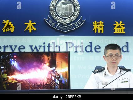 (190902) -- HONG KONG, 2 settembre 2019 -- Mak Chin-ho, assistente commissario della polizia di Hong Kong, mostra un'immagine di rivoltosi che usano bombe a benzina durante una conferenza stampa a Hong Kong, nel sud della Cina, 2 settembre 2019. Un totale di 159 persone sono state arrestate per la massiccia violenza a Hong Kong nel fine settimana, portando il numero di arresti totali a 1.117 da quando le proteste sono iniziate all'inizio di giugno. ) CINA-HONG KONG-POLIZIA-CONFERENZA STAMPA (CN) QINXQING PUBLICATIONXNOTXINXCHN Foto Stock