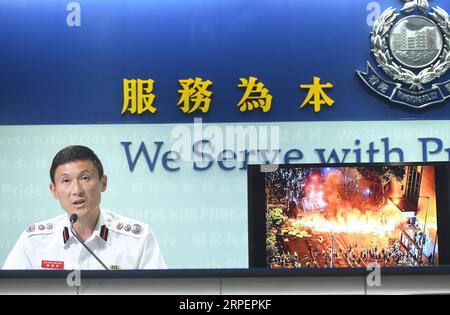 Hong KONG, Pressekonferenz der Polizei (190902) -- HONG KONG, 2 settembre 2019 -- il vice capo dei vigili del fuoco Derek Armstrong Chan del Dipartimento dei vigili del fuoco di Hong Kong tiene un briefing sull'incendio doloso commesso dai rivoltosi durante una conferenza stampa a Hong Kong, nel sud della Cina, 2 settembre 2019. Un totale di 159 persone sono state arrestate per la massiccia violenza a Hong Kong nel fine settimana, portando il numero di arresti totali a 1.117 da quando le proteste sono iniziate all'inizio di giugno. ) CINA-HONG KONG-POLIZIA-CONFERENZA STAMPA (CN) QINXQING PUBLICATIONXNOTXINXCHN Foto Stock