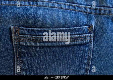 La tasca posteriore dei pantaloni lunghi in denim blu Foto Stock