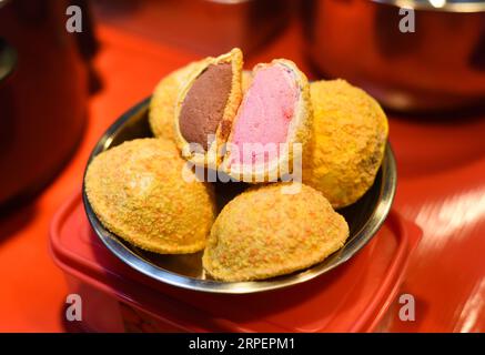 Gelato fritto profondo sul cibo di strada nel mercato notturno di Kuala Lumpur Foto Stock