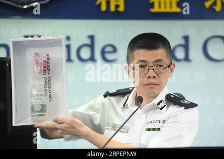 (190902) -- HONG KONG, 2 settembre 2019 -- Mak Chin-ho, assistente commissario della polizia di Hong Kong, mostra una bottiglia di benzina usata dai rivoltosi durante una conferenza stampa a Hong Kong, nel sud della Cina, 2 settembre 2019. Un totale di 159 persone sono state arrestate per la massiccia violenza a Hong Kong nel fine settimana, portando il numero di arresti totali a 1.117 da quando le proteste sono iniziate all'inizio di giugno. ) CINA-HONG KONG-POLIZIA-CONFERENZA STAMPA (CN) QINXQING PUBLICATIONXNOTXINXCHN Foto Stock