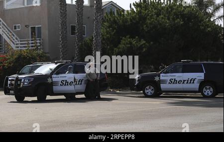 (190902) -- OXNARD (Stati Uniti), 2 settembre 2019 -- agenti di polizia stanno di guardia alla stazione della guardia costiera degli Stati Uniti Channel Islands a Oxnard, California, Stati Uniti, il 2 settembre 2019. Un totale di 34 persone non sono contate e cinque membri dell'equipaggio sono stati salvati dopo che una barca subacquea ha preso fuoco al largo dell'isola di Santa Cruz nella California meridionale il lunedì mattina presto, secondo una conferenza stampa alla stazione della Guardia Costiera Isole del Canale a Oxnard, California. ) U.S.-OXNARD-CALIFORNIA-BOAT FIRE LixYing PUBLICATIONxNOTxINxCHN Foto Stock