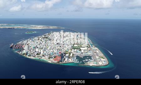 (190903) -- PECHINO, 3 settembre 2019 -- foto aerea scattata il 1° settembre 2019 mostra la vista panoramica di male, capitale delle Maldive. Il ponte di amicizia Cina-Maldive, il primo ponte di attraversamento delle Maldive costruito da una compagnia cinese che collega la capitale maldiviana di male con la vicina isola di Hulhule, fu inaugurato il 30 agosto 2018 e messo in uso il 7 settembre 2018. Il ponte lungo 2 km è un progetto iconico delle Maldive e della Cina nella co-costruzione della via della seta marittima del XXI secolo. Il ponte consente ai locali e ai turisti di viaggiare tra le due isole nel raggio di cinque miglia Foto Stock