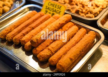 Salumi al formaggio fritti nel cibo di strada Jalan Alor a Kuala Lumpur Foto Stock