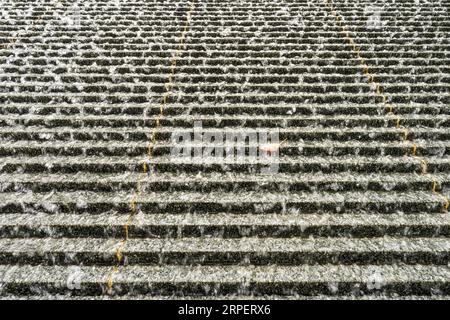 Fontana d'acqua che scende lungo gradini di pietra con una sola foglia intrappolata su un gradino. Presso la sala della memoria nel Parco della Pace di Hiroshima A Bomb. Foto Stock