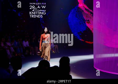 (190904) -- PECHINO, 4 settembre 2019 -- Un modello presenta una creazione alla mostra di apertura della Beijing Fashion Week a Pechino, capitale della Cina, 3 settembre 2019. ) XINHUA FOTO DEL GIORNO LiuxJinhai PUBLICATIONxNOTxINxCHN Foto Stock