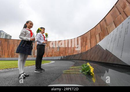 (190904) -- PECHINO, 4 settembre 2019 -- i rappresentanti degli studenti hanno dato fiori per le vittime del massacro di Nanchino nella sala commemorativa delle vittime del massacro di Nanchino da parte degli invasori giapponesi a Nanchino, nella provincia del Jiangsu della Cina orientale, 3 settembre 2019. Martedì a Nanchino si sono svolte attività per commemorare il 74° anniversario della vittoria della Guerra Popolare Cinese di resistenza contro l'aggressione giapponese e la Guerra Mondiale Anti-fascista. XINHUA FOTO DEL GIORNO LixBo PUBLICATIONxNOTxINxCHN Foto Stock