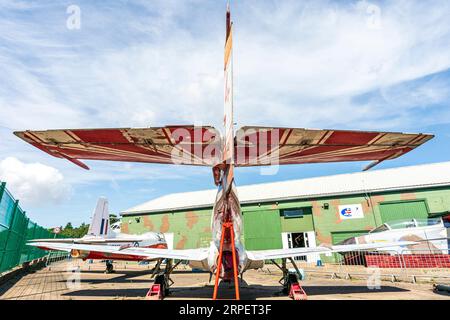 Pinna di coda e coda aeroplano dettagli del jet da addestramento polacco PZL Mielec TS-11 Iskra all'aperto presso il RAF Manston History Museum. Cielo azzurro e soleggiato. Foto Stock