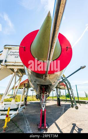 English Electric Lightning F6 in mostra all'aperto presso il museo di storia RAF Manston nel Kent. Vista angolare bassa, sotto il cono del naso lungo il piano. Foto Stock