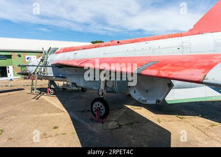 English Electric Lightning F6 in mostra all'aperto presso il museo di storia RAF Manston nel Kent. Vista lungo l'ala rossa e grigia verso la cabina di pilotaggio. Foto Stock
