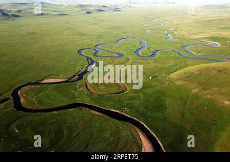 (190904) -- PECHINO, 4 settembre 2019 -- foto aerea scattata il 29 agosto 2019 mostra un fiume che attraversa Hulunbuir, regione autonoma della Mongolia interna della Cina settentrionale. ) XINHUA FOTO DEL GIORNO RenxJunchuan PUBLICATIONxNOTxINxCHN Foto Stock