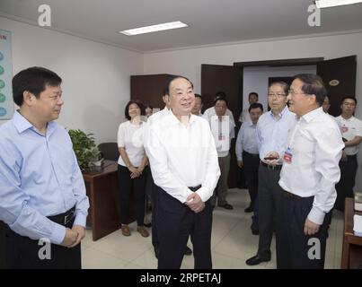 (190904) -- PECHINO, 4 settembre 2019 -- Huang Kunming, membro dell'Ufficio politico del Comitato centrale del Partito Comunista Cinese (CPC) e capo del Dipartimento di pubblicità del Comitato centrale del PCC, ispeziona la China Foreign Languages Publishing Administration prima di un simposio a Pechino, capitale della Cina, il 4 settembre 2019. Un simposio si è tenuto a Pechino mercoledì per celebrare il 70° anniversario dell'istituzione dell'agenzia. Huang ha letto la lettera di congratulazioni del presidente cinese Xi Jinping e ha tenuto un discorso al simposio. ) CHINA-BEIJING-SYMPOSIUM-HUANG KUNMING (CN) WA Foto Stock