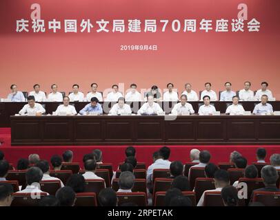 (190904) -- PECHINO, 4 settembre 2019 -- Huang Kunming, membro dell'Ufficio politico del Comitato centrale del Partito Comunista Cinese (PCC) e capo del dipartimento pubblicitario del Comitato centrale del PCC, partecipa a un simposio per celebrare il 70° anniversario dell'istituzione della China Foreign Languages Publishing Administration a Pechino, capitale della Cina, 4 settembre 2019. Huang ha letto la lettera di congratulazioni del presidente cinese Xi Jinping e ha tenuto un discorso al simposio. ) CHINA-BEIJING-SYMPOSIUM-HUANG KUNMING (CN) WANGXYE PUBLICATIONXNOTXINXCHN Foto Stock