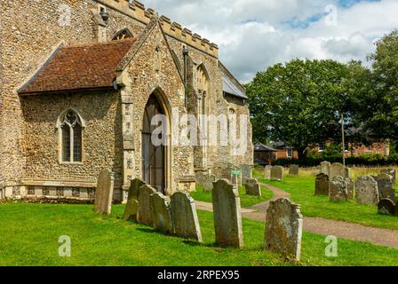 Porta d'ingresso e pietre tombali presso la Chiesa di St Helen a Ranworth Norfolk Broads Inghilterra Regno Unito, una chiesa del XIV secolo conosciuta come la Cattedrale delle Broads. Foto Stock